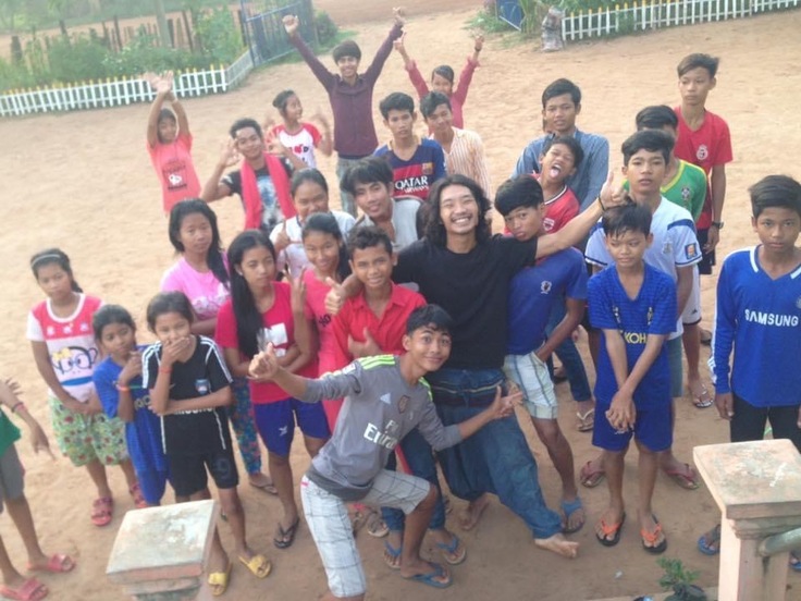 カンボジアにてボランティア活動時の写真