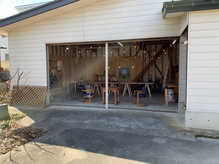 アトリエ外観と展示の様子