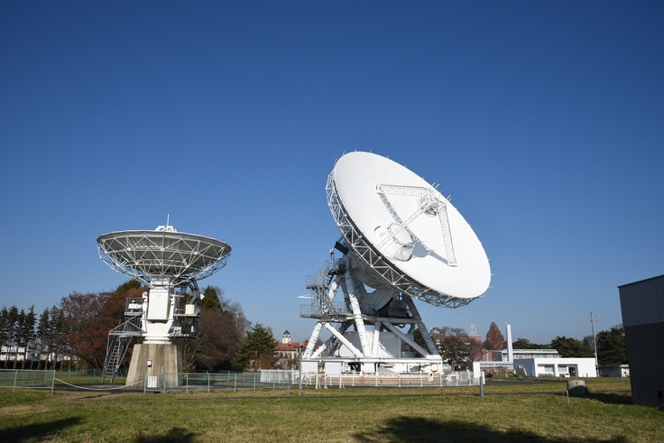 水沢観測局10m電波望遠鏡（左）と20m電波望遠鏡（右）。日中など観測所の開門中は、電波望遠鏡を近くで見学できます。