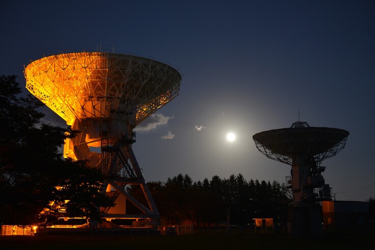 2019年の中秋の名月の20m電波望遠鏡（左）と10m電波望遠鏡（右）。中央に東の空に昇った中秋の名月が輝く。