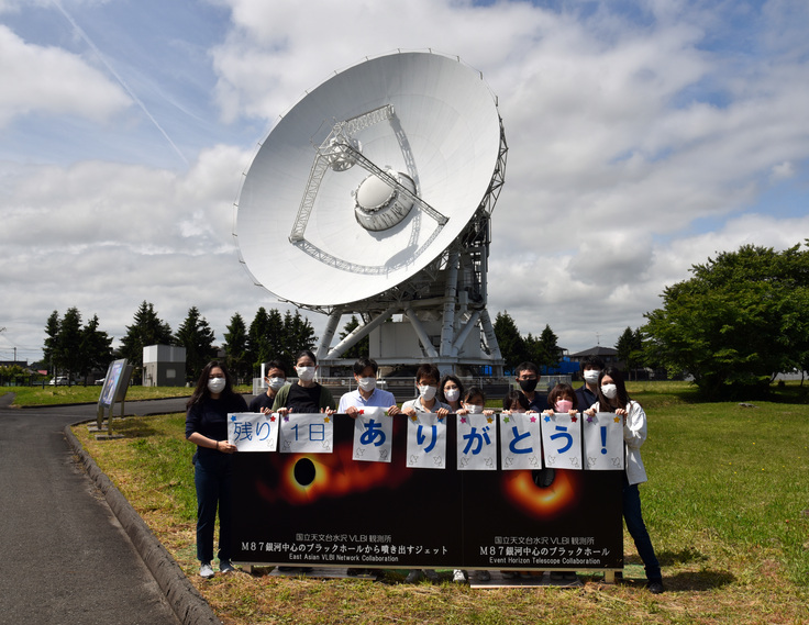 水沢観測局VERA20mアンテナ（ブラックホール顔はめパネル）前で。