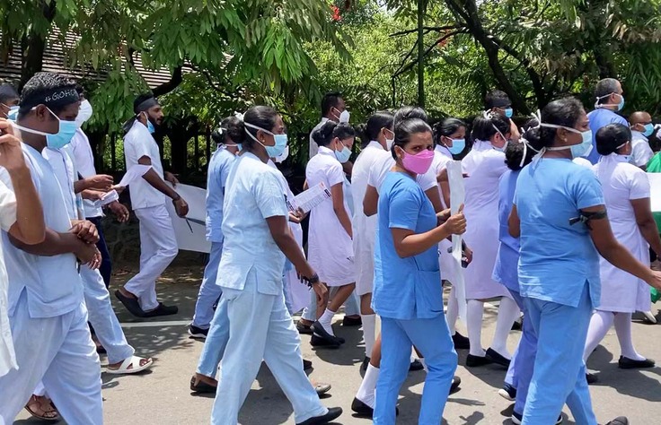 大統領や政府に抗議するデモ行進。医療関係者のデモにも遭遇しました。