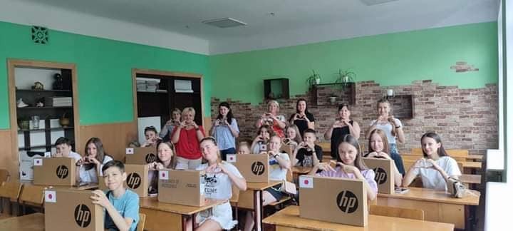 パソコンを受け取ったウクライナの子供たち