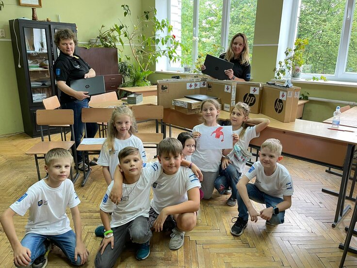 パソコンを受け取ったウクライナの子供たちの反応