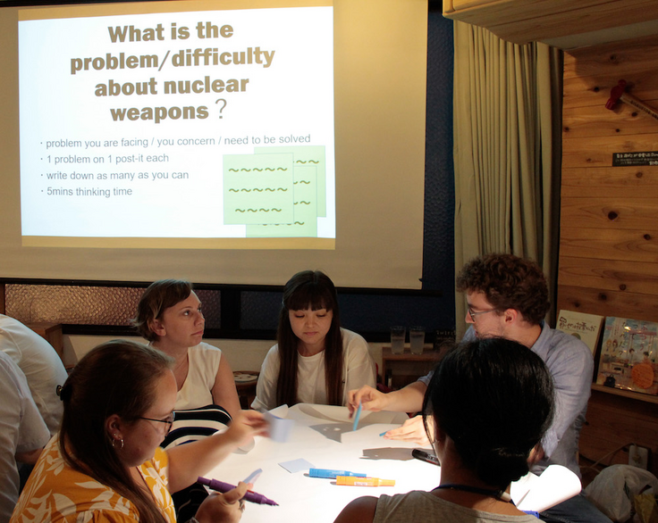 アカデミー内では，核兵器国，非核兵器国双方の意見をぶつけ合い，議論します。