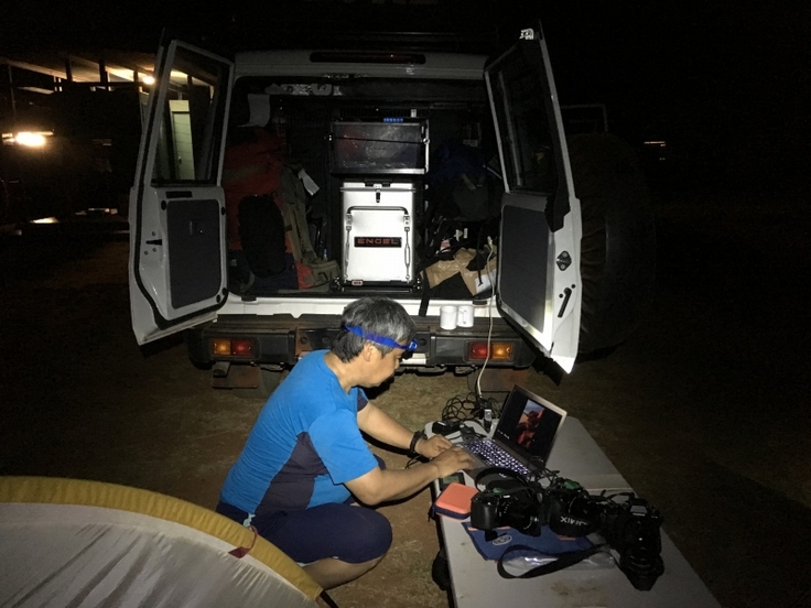 撮影が終わってもキャンプで深夜の写真編集作業