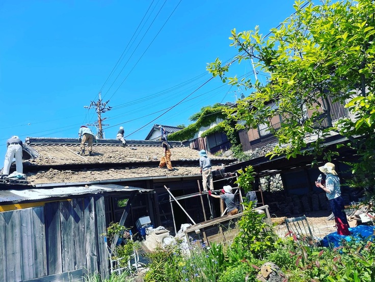 屋根瓦をみんなで下ろす