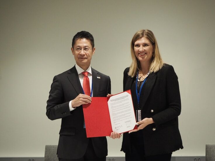 覚書を交わす湯崎英彦広島県知事（左）とICAN ベアトリス・フィン事務局長