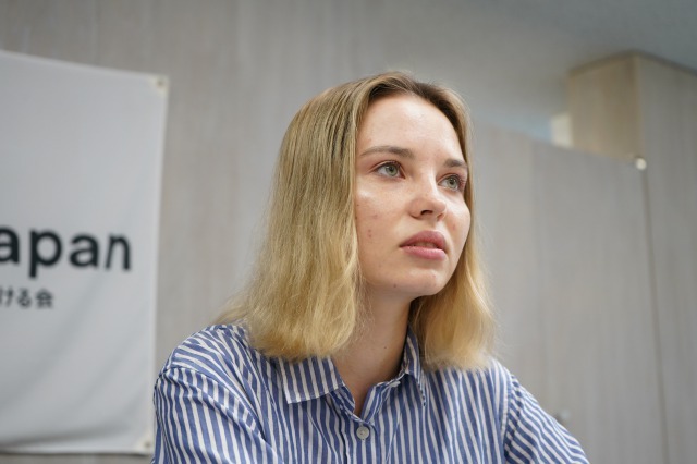 インタビューに答えるヴィクトリアさん