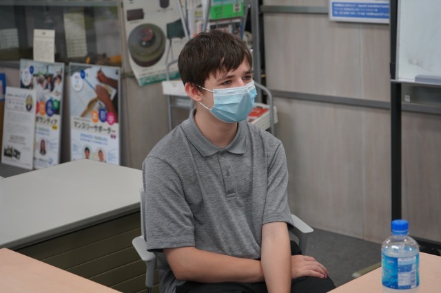 ヴィクトリアさんを見守る弟のアルテムさん