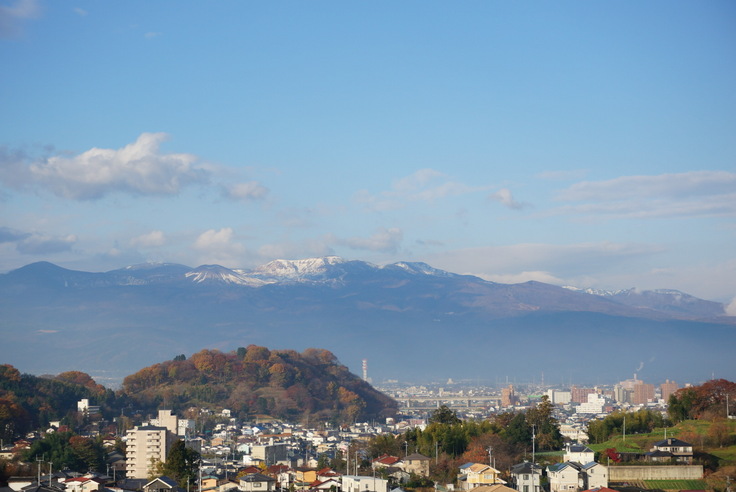 福島市から見た山。