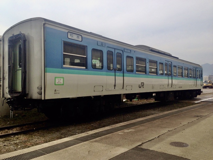 長野総合車両センターのスクラップ場付近で譲渡を待つクハ115-1106