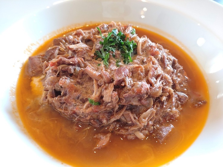 鶏腿肉の赤ワイン煮込み　ストロガノフ風