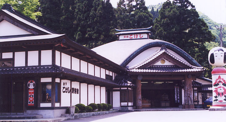 雪害前のこけし塔