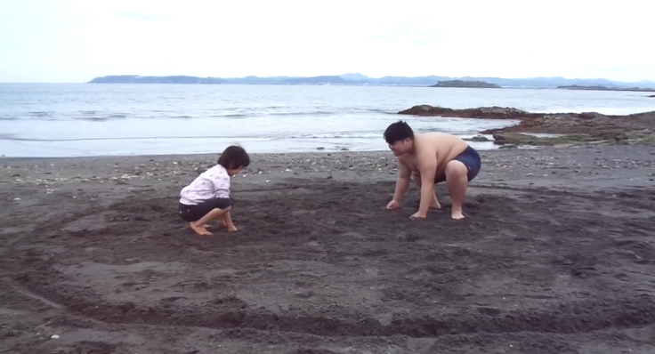 砂浜で遊ぶ人中程度の精度で自動的に生成された説明