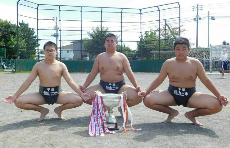 屋外, 人, 男, 若い が含まれている画像自動的に生成された説明