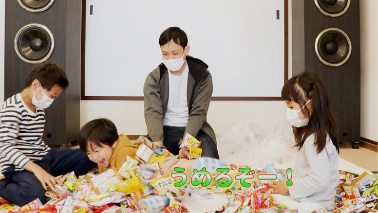 初めて地域の子ども達が参加してくれた企画。ヒカキンさんが駄菓子500個に埋もれてみたという企画をやっていたので、1000個にしたらバズるんじゃないかと思ったら全くバズらなかった...
