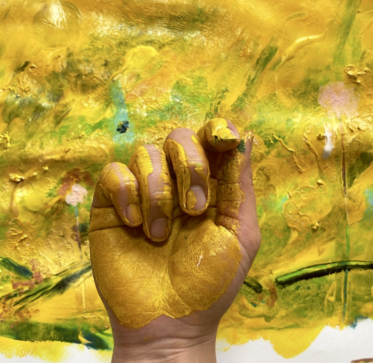 フィンガーペイント中の手です。