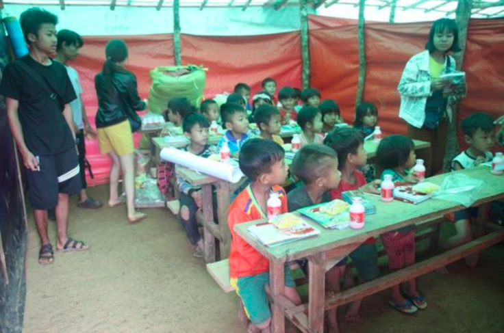 パートナー団体が届けた物資を受け取った避難先の子供たち