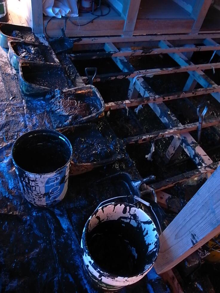 福興浜団の活動（床下の泥だし）