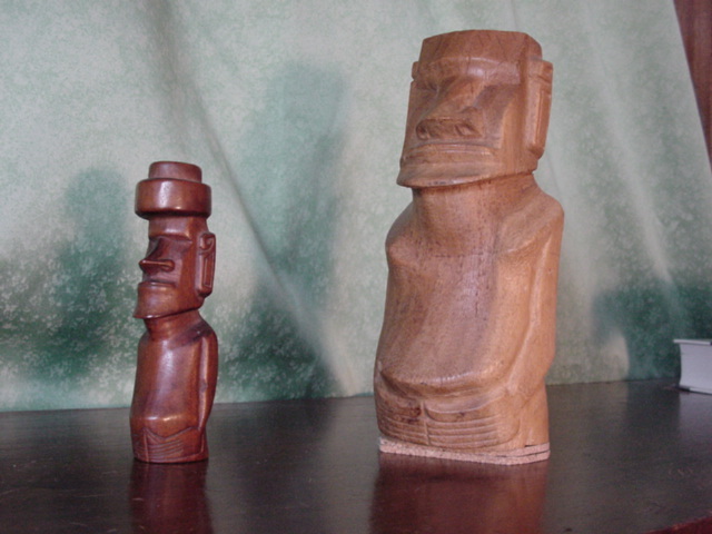 父が友人からもらった土産物の木彫りのモアイ像