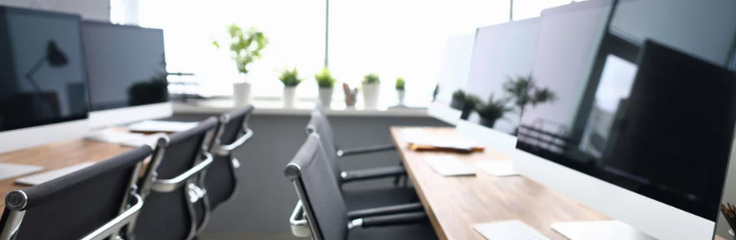 パソコンが並んだオフィス