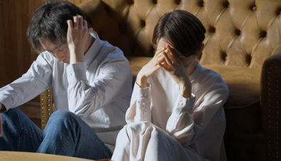 悩んでいる夫婦