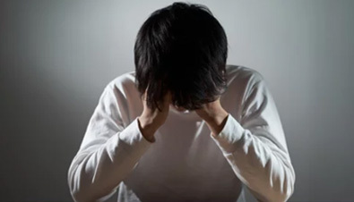 頭を抱える男性