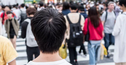 人混みを眺めている男性