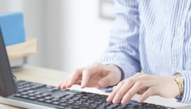 チャットを打つ男性