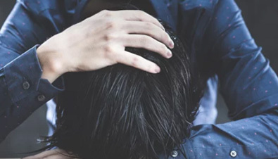 頭を抱えている男性