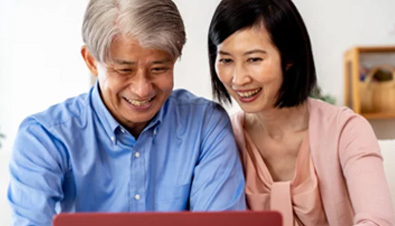 パソコンを見る夫婦