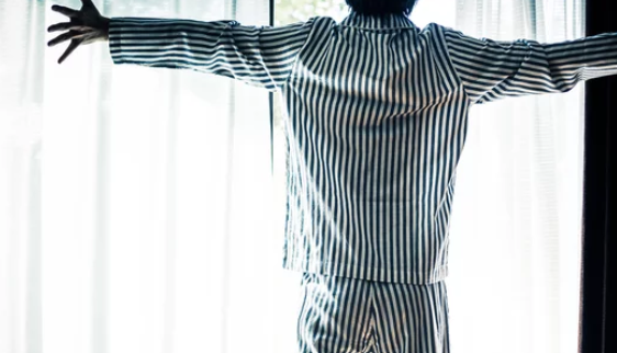 朝日を浴びる男性