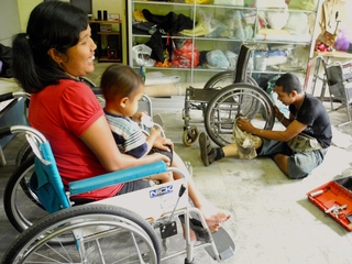 障がい者に車いすの修理技術を伝えたい in バリ島