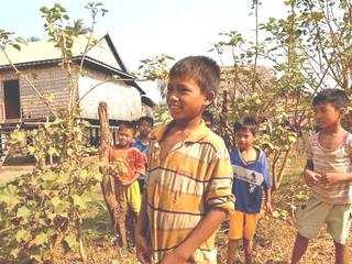 電気も水道もないカンボジア・ラアック村の小学校にいすと机を届けたい！