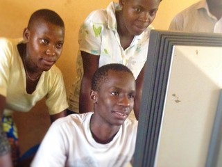 ウガンダの起業を志す若者に中古のPCを送りたい！ のトップ画像
