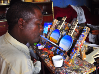 両手両足の自由を失ったアフリカの画家の個展を日本で開きたい！ のトップ画像