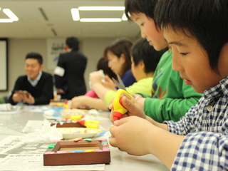子供達とガレキで写真立てを作り、東日本大震災を次世代に伝える