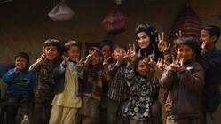 一人ぼっちアフガニスタン支援の女子学生 のトップ画像
