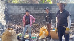 グアテマラ アティトラン湖 に続く川を綺麗にしごみ捨て場を活用する のトップ画像