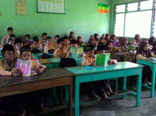 インドネシアの孤児院に、安全な勉強机と椅子を贈りたい！ のトップ画像