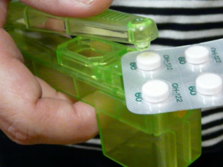 錠剤を簡単に抜く「おくすりパンチ」を介護施設に届けたい！ のトップ画像