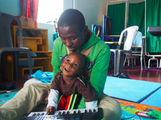 ケニアの障がい児施設で、寄り添い働く理学療法士を支えたい！ のトップ画像