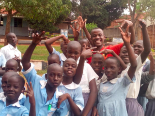 HIVで親を失ったウガンダの5人の孤児に学校へ行くチャンスを。