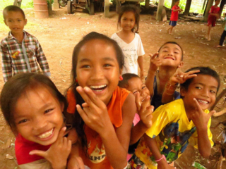 ラオスの人達と一緒に造る、廃タイヤの遊具を子ども達に贈りたい のトップ画像