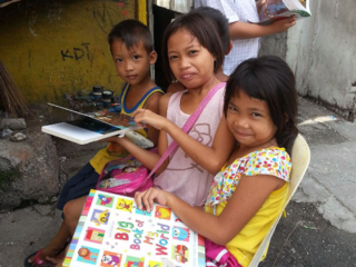 絵本の読み聞かせでフィリピンの子どもたちの夢と希望に繋げたい のトップ画像