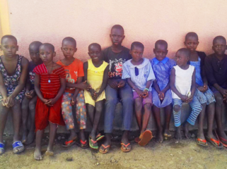 親から放棄され希望を失った子どもたちに、学校を卒業させたい！ のトップ画像