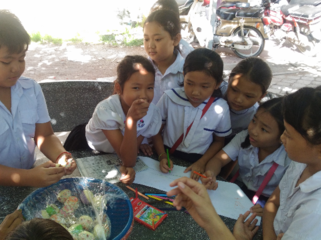 未来のために、カンボジアの子どもたちへ栄養あるお菓子を！