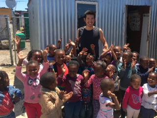 南アフリカ共和国のスラム街に、1人の学生が図書館を建設します のトップ画像