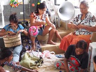 アティ族11人の女性が編みこむバッグで、夢への第一歩を。